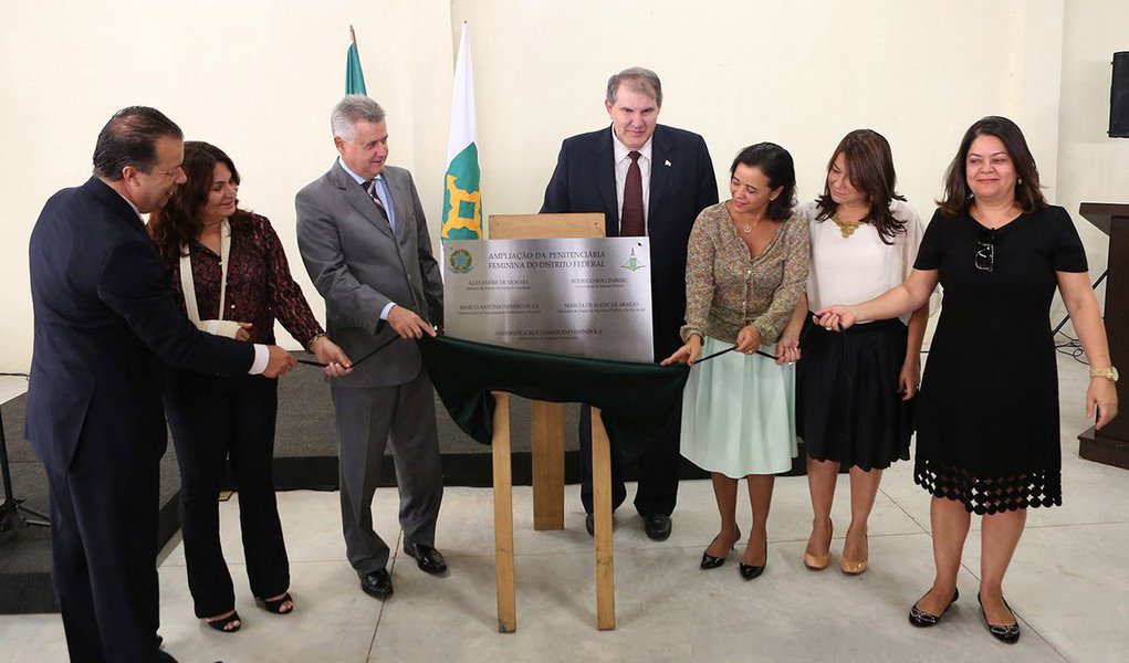 Foram inaugurados mais dois prédios na Penitenciária Feminina do Distrito Federal, mais conhecida como Colmeia, no Gama; a ampliação teve um investimento de R$ 10,6 milhões e gera mais 200 vagas em cada bloco; as obras iniciaram em novembro de 2013 e foram entregues definitivamente à Secretaria da Segurança Pública em julho deste ano; segundo o governador Rodrigo Rollemberg, a inauguração resolve a questão da superlotação e fomenta a ressocialização das presas, pois o espaço também servirá para oficinas e atividades socioeducativas; o governo informou que estão em construção quatro edificações prisionais com capacidade para abrigar 3,2 mil internos; a inauguração está prevista para ocorrer até o fim de 2017 (Foto: Leonardo Lucena) Foram inaugurados mais dois prédios na Penitenciária Feminina do Distrito Federal, mais conhecida como Colmeia, no Gama; a ampliação teve um investimento de R$ 10,6 milhões e gera mais 200 vagas em cada bloco; as obras iniciaram em novembro de 2013 e foram entregues definitivamente à Secretaria da Segurança Pública em julho deste ano; segundo o governador Rodrigo Rollemberg, a inauguração resolve a questão da superlotação e fomenta a ressocialização das presas, pois o espaço também servirá para oficinas e atividades socioeducativas; o governo informou que estão em construção quatro edificações prisionais com capacidade para abrigar 3,2 mil internos; a inauguração está prevista para ocorrer até o fim de 2017