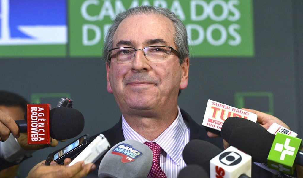 "O tempo passa, o tempo voa e Eduardo Cunha continua numa boa. Ele "está" para ser cassado... "está" para renunciar... "está" para ser preso... Mas, na real, continua na sua residência oficial, com toda a mordomia oficial, mandando na Câmara dos Deputados a todo vapor e sustentando que é inocente, mesmo depois de ter virado réu pela segunda vez no STF", escreve Alex Solnik sobre o deputado, que nessa semana se tornou réu em uma segunda ação no Supremo Tribunal Federal (Foto: Alex Solnik) "O tempo passa, o tempo voa e Eduardo Cunha continua numa boa. Ele "está" para ser cassado... "está" para renunciar... "está" para ser preso... Mas, na real, continua na sua residência oficial, com toda a mordomia oficial, mandando na Câmara dos Deputados a todo vapor e sustentando que é inocente, mesmo depois de ter virado réu pela segunda vez no STF", escreve Alex Solnik sobre o deputado, que nessa semana se tornou réu em uma segunda ação no Supremo Tribunal Federal