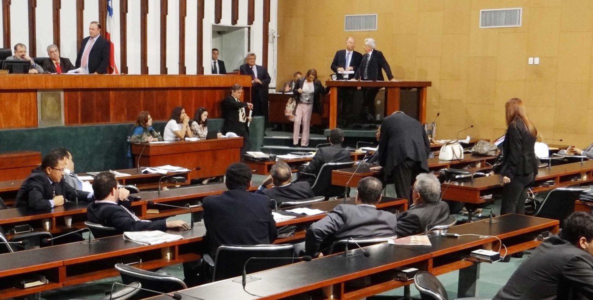 Depois de duas sessões ordinárias com votação na semana passada, a Assembleia Legislativa da Bahia antecipou o recesso junino; geralmente, apenas um dia da semana é reservado para as votações; de acordo com o líder do governo na Casa, deputado Zé Neto (PT), a antecipação ocorreu devido ao período de festas e pela aproximação da campanha eleitoral; "Em épocas como essa acaba sendo mais difícil haver quorum suficiente. Então entregamos todos os projetos na semana passada, mesmo tendo obstruções da oposição. Mas está tudo em dia, estamos mais produtivos que no ano passado", diz Zé (Foto: Romulo Faro) Depois de duas sessões ordinárias com votação na semana passada, a Assembleia Legislativa da Bahia antecipou o recesso junino; geralmente, apenas um dia da semana é reservado para as votações; de acordo com o líder do governo na Casa, deputado Zé Neto (PT), a antecipação ocorreu devido ao período de festas e pela aproximação da campanha eleitoral; "Em épocas como essa acaba sendo mais difícil haver quorum suficiente. Então entregamos todos os projetos na semana passada, mesmo tendo obstruções da oposição. Mas está tudo em dia, estamos mais produtivos que no ano passado", diz Zé
