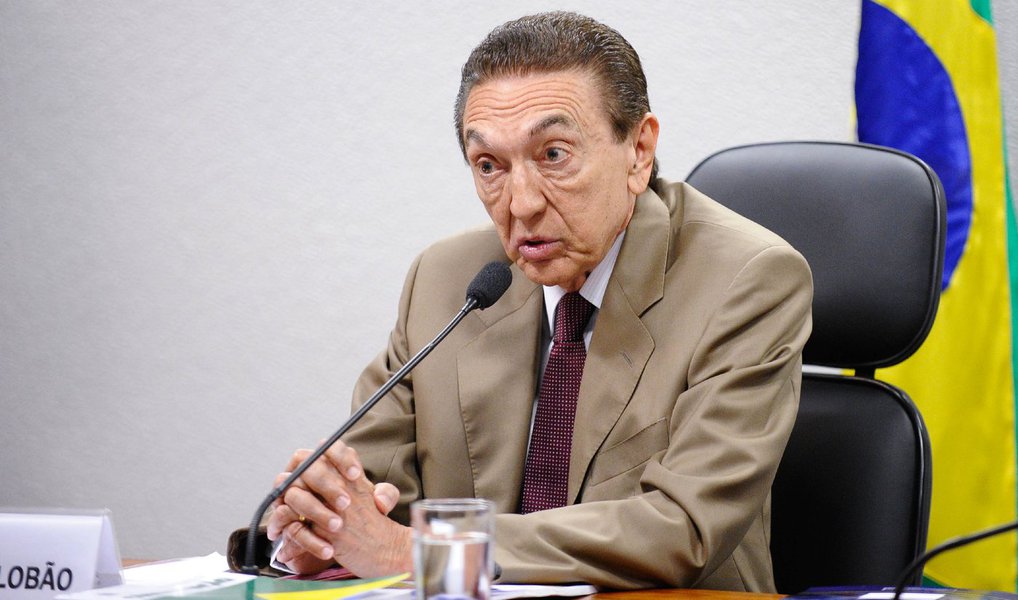 O delator da 'Lava Jato' Luiz Carlos Martins, ligado à empreiteira Camargo Corrêa, disse que cogitou comprar R$ 1 milhão em suco de fruta com o objetivo de maquiar suposta propina ao senador Edison Lobão (PMDB-MA), nas obras da Usina de Belo Monte, em Altamira (PA); "O ‘caminho’ utilizado para fazer o dinheiro chegar ao destinatário, o então ministro de Minas e Energia Edison Lobão, foi mencionado em reunião do Conselho-Diretor do CCBM (Consórcio Construtor Belo Monte); que, especificamente, recorda-se que foram cogitados vários “caminhos”, sendo que um deles envolvia Luiz Fernando Silva, que teria sido Secretario Estadual no Maranhão e que teria vínculos com o então ministro Lobão", afirmou o delator (Foto: Leonardo Lucena) O delator da 'Lava Jato' Luiz Carlos Martins, ligado à empreiteira Camargo Corrêa, disse que cogitou comprar R$ 1 milhão em suco de fruta com o objetivo de maquiar suposta propina ao senador Edison Lobão (PMDB-MA), nas obras da Usina de Belo Monte, em Altamira (PA); "O ‘caminho’ utilizado para fazer o dinheiro chegar ao destinatário, o então ministro de Minas e Energia Edison Lobão, foi mencionado em reunião do Conselho-Diretor do CCBM (Consórcio Construtor Belo Monte); que, especificamente, recorda-se que foram cogitados vários “caminhos”, sendo que um deles envolvia Luiz Fernando Silva, que teria sido Secretario Estadual no Maranhão e que teria vínculos com o então ministro Lobão", afirmou o delator