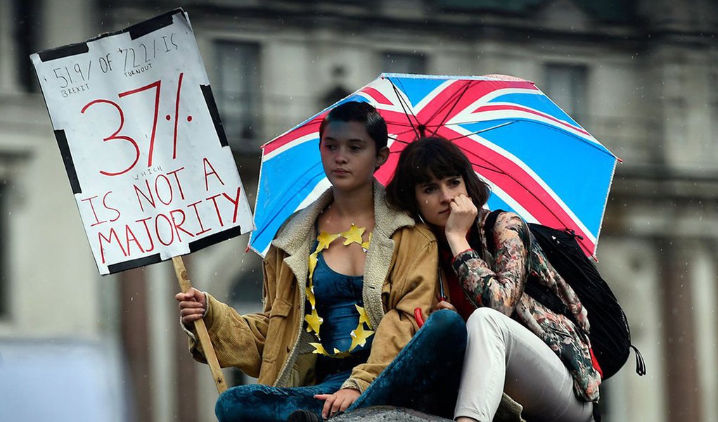 A maior parte dos manifestantes eram jovens adultos. Muitos estavam envoltos em bandeiras da UE, enquanto outros agitavam bandeiras com dizeres como "Eu estou com a UE" ou simplesmente "Wrexit" (Foto: Leonardo Attuch) A maior parte dos manifestantes eram jovens adultos. Muitos estavam envoltos em bandeiras da UE, enquanto outros agitavam bandeiras com dizeres como "Eu estou com a UE" ou simplesmente "Wrexit"