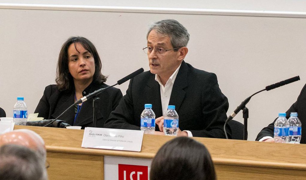 Jornalista Miguel do Rosário, editor do Cafezinho, mostra a reação furiosa do dono da Folha de S. Paulo ao ser questionado durante debate em Londres sobre relação da imprensa brasileira com o golpe em curso no Brasil; "Frias afirma com incrível cinismo, que foi 'pessoalmente' contra o impeachment. Ora, o seu jornal fez (e ainda faz) propaganda aberta pelo impeachment desde o primeiro dia de 2015, através de todo o tipo de artifício semiótico", diz Rosário; veja vídeo (Foto: Aquiles Lins) Jornalista Miguel do Rosário, editor do Cafezinho, mostra a reação furiosa do dono da Folha de S. Paulo ao ser questionado durante debate em Londres sobre relação da imprensa brasileira com o golpe em curso no Brasil; "Frias afirma com incrível cinismo, que foi 'pessoalmente' contra o impeachment. Ora, o seu jornal fez (e ainda faz) propaganda aberta pelo impeachment desde o primeiro dia de 2015, através de todo o tipo de artifício semiótico", diz Rosário; veja vídeo