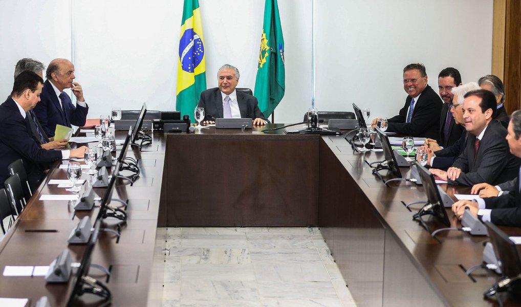 Em reunião com o núcleo econômico do governo interino nesta terça-feira 19, Michel Temer disse que irá enfrentar "todas as resistências" para conseguir aprovar as reformas previdenciária e trabalhista; "Mesmo se tiver manifestações contra, que são da democracia, vamos enfrentar", disse; ele deu mais 15 dias para que o grupo volte a se reunir e os ministros apresentem medidas que serão anunciadas para animar a economia (Foto: Gisele Federicce) Em reunião com o núcleo econômico do governo interino nesta terça-feira 19, Michel Temer disse que irá enfrentar "todas as resistências" para conseguir aprovar as reformas previdenciária e trabalhista; "Mesmo se tiver manifestações contra, que são da democracia, vamos enfrentar", disse; ele deu mais 15 dias para que o grupo volte a se reunir e os ministros apresentem medidas que serão anunciadas para animar a economia