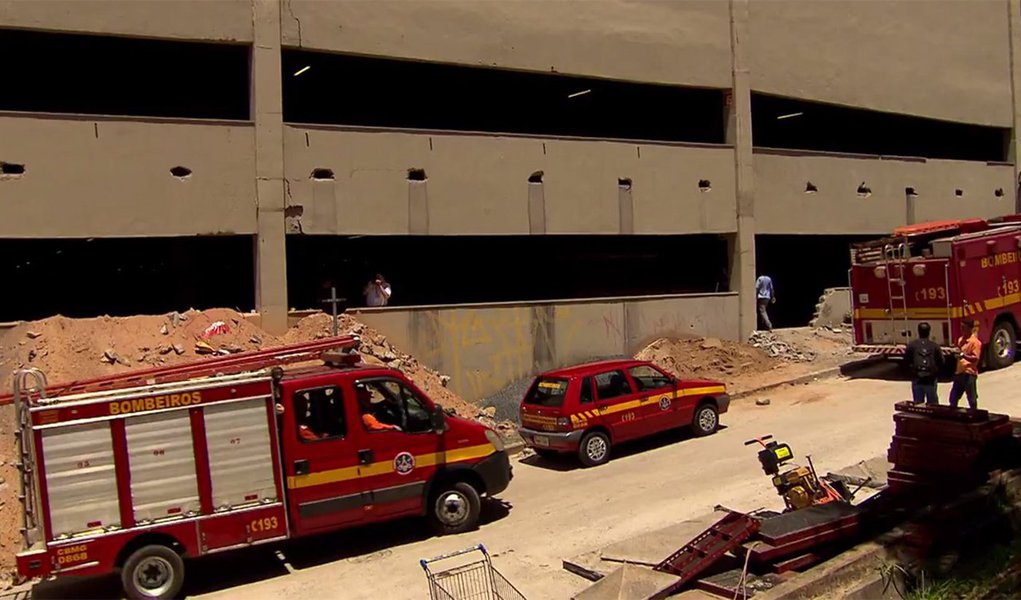 Segundo o Corpo de Bombeiros, houve uma queda de parte de um barranco no estacionamento de um supermercado, no bairro Ouro Preto, na Região da Pampulha, em Belo Horizonte; a vítima trabalhava em uma obra de reparos na rede de saneamento que estava sendo feita por uma empresa terceirizada (Foto: Leonardo Lucena) Segundo o Corpo de Bombeiros, houve uma queda de parte de um barranco no estacionamento de um supermercado, no bairro Ouro Preto, na Região da Pampulha, em Belo Horizonte; a vítima trabalhava em uma obra de reparos na rede de saneamento que estava sendo feita por uma empresa terceirizada