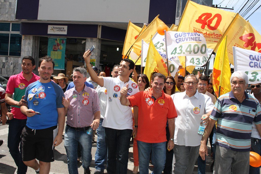 Jornal O Popular divulgou neste domingo mais uma rodada da pesquisa Serpes para prefeito de Goiânia; o empresário Vanderlan Cardoso (PSB) cresceu 6 pontos em uma semana e agora tem 27,1%; Iris Rezende (PMDB) continua na primeira colocação, com 37,6% e está na faixa dos 37% há quatro rodadas; terceiro colocado é o Delegado Waldir (PR), que tinha 12,1% e agora tem 8,5% (Foto: José Barbacena) Jornal O Popular divulgou neste domingo mais uma rodada da pesquisa Serpes para prefeito de Goiânia; o empresário Vanderlan Cardoso (PSB) cresceu 6 pontos em uma semana e agora tem 27,1%; Iris Rezende (PMDB) continua na primeira colocação, com 37,6% e está na faixa dos 37% há quatro rodadas; terceiro colocado é o Delegado Waldir (PR), que tinha 12,1% e agora tem 8,5%