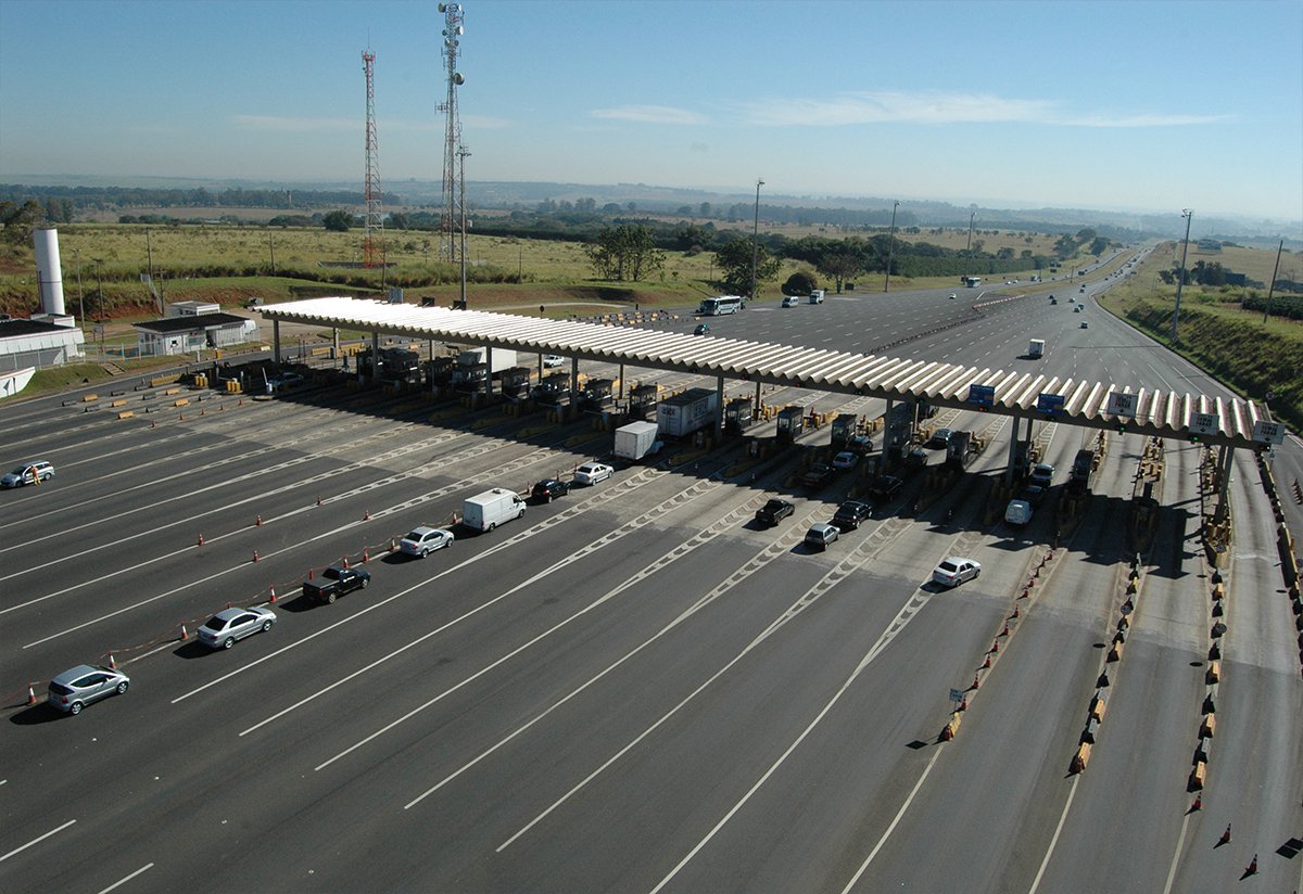 O reajuste foi autorizado pela Agência de Transporte do Estado de São Paulo (Artesp) e se refere à correção da inflação medida pelo Índice de Preços ao Consumidor Amplo (IPCA), acumulado nos últimos 12 meses; a tarifa mais cara - cobrada entre as praças - está no km 32,3 da Rodovia dos Imigrantes, em Piratininga; nesse local, o valor cobrado será de R$ 25,20; a mais barata está no bloqueio de Diadema para a mesma rodovia, na altura do km 15,9. Custa R$ 1,80 (Foto: Leonardo Lucena) O reajuste foi autorizado pela Agência de Transporte do Estado de São Paulo (Artesp) e se refere à correção da inflação medida pelo Índice de Preços ao Consumidor Amplo (IPCA), acumulado nos últimos 12 meses; a tarifa mais cara - cobrada entre as praças - está no km 32,3 da Rodovia dos Imigrantes, em Piratininga; nesse local, o valor cobrado será de R$ 25,20; a mais barata está no bloqueio de Diadema para a mesma rodovia, na altura do km 15,9. Custa R$ 1,80