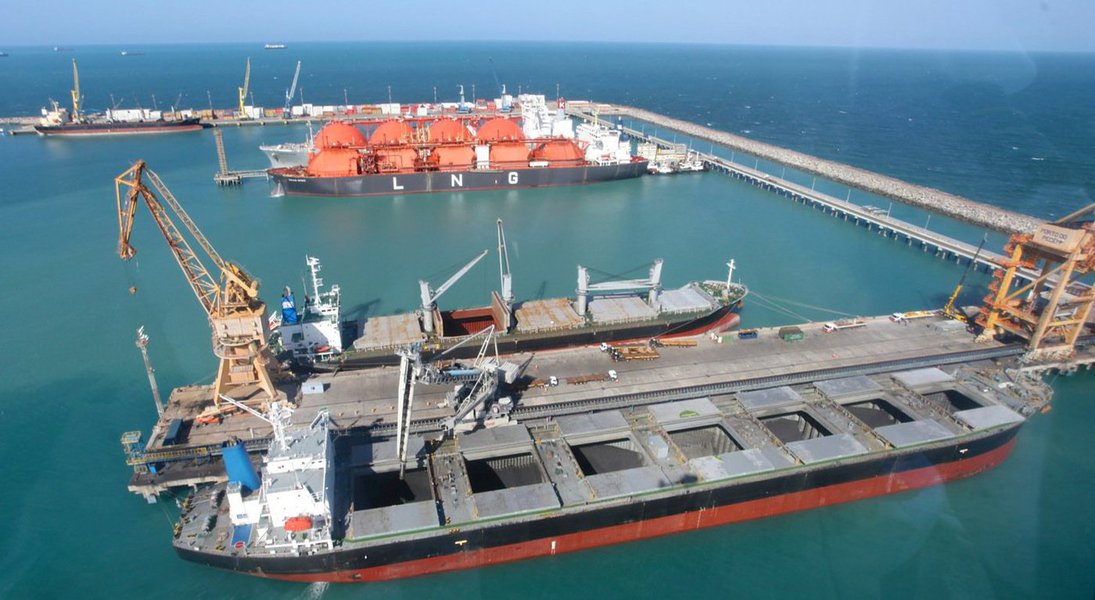 O Porto do Pecém recebeu dois novos guindaste do tipo STS (Ship to Shore). Instalados no Terminal de Múltiplas Utilidades (TMUT), os guindastes, que pesam 1.600 toneladas e medem 87 metros de altura, serão utilizados para a movimentação de contêineres. De acordo com o presidente da Cearáportos, Danilo Serpa, as novas máquinas vão incrementar as atividades do porto cearense, junto com as melhorias de infraestrutura que estão sendo realizadas pelo Governo do Estado do Ceará (Foto: Fatima 247) O Porto do Pecém recebeu dois novos guindaste do tipo STS (Ship to Shore). Instalados no Terminal de Múltiplas Utilidades (TMUT), os guindastes, que pesam 1.600 toneladas e medem 87 metros de altura, serão utilizados para a movimentação de contêineres. De acordo com o presidente da Cearáportos, Danilo Serpa, as novas máquinas vão incrementar as atividades do porto cearense, junto com as melhorias de infraestrutura que estão sendo realizadas pelo Governo do Estado do Ceará