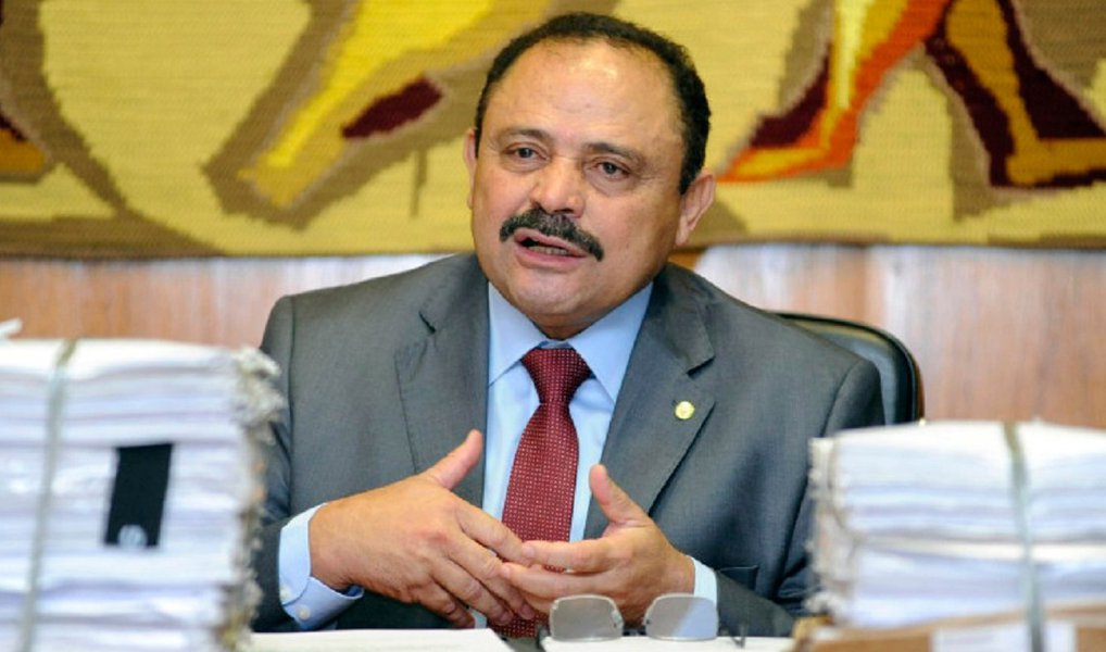 O presidente interino da Câmara dos Deputados, Waldir Maranhão (PP-MA), anulou nesta sexta (8) a criação de uma Comissão Parlamentar de Inquérito (CPI) para investigar suposta irregularidade em uso de dinheiro público pela União Nacional dos Estudantes (UNE); a CPI foi criada no dia 4 de maio pelo ex-presidente da Casa, Eduardo Cunha (PMDB-RJ), pouco antes do seu afastamento, atendendo a um requerimento de autoria do deputado Marco Feliciano (PSC-SP) (Foto: Valter Lima) O presidente interino da Câmara dos Deputados, Waldir Maranhão (PP-MA), anulou nesta sexta (8) a criação de uma Comissão Parlamentar de Inquérito (CPI) para investigar suposta irregularidade em uso de dinheiro público pela União Nacional dos Estudantes (UNE); a CPI foi criada no dia 4 de maio pelo ex-presidente da Casa, Eduardo Cunha (PMDB-RJ), pouco antes do seu afastamento, atendendo a um requerimento de autoria do deputado Marco Feliciano (PSC-SP)