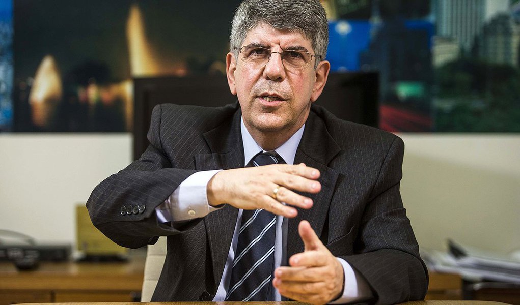 Promotores não encontraram provas de que o presidente da Câmara Municipal de São Paulo, vereador Antônio Donato (PT), tenha recebido propina de fiscais da prefeitura envolvidos na Máfia do ISS; a apuração foi aberta em novembro de 2013 após o ex-servidor Eduardo Barcellos, um dos integrantes da quadrilha que fraudava o ISS, ter citado repasse ao vereador entre dezembro de 2011 e setembro de 2012 (Foto: Roberta Namour) Promotores não encontraram provas de que o presidente da Câmara Municipal de São Paulo, vereador Antônio Donato (PT), tenha recebido propina de fiscais da prefeitura envolvidos na Máfia do ISS; a apuração foi aberta em novembro de 2013 após o ex-servidor Eduardo Barcellos, um dos integrantes da quadrilha que fraudava o ISS, ter citado repasse ao vereador entre dezembro de 2011 e setembro de 2012