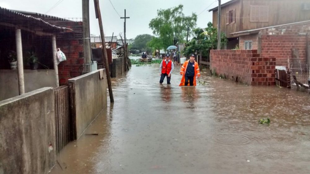 Como estava previsto, persistem os temporais no estado, com registro de chuva intensa e queda de granizo. A incidência dos grânulos de gelo foi percebida em municípios das regiões Norte e Noroeste, mas sem grandes danos; o que preocupa é a continuidade da chuva, que causa cheia nos rios e inundações nas localidades mais baixas; foram contabilizados 50 municípios atingidos; ao todo foram 1.394 residências afetadas e cerca de 400 famílias deixaram suas casas, entre elas, algumas foram para abrigos e outras para residências de familiares ou amigos (Foto: Leonardo Lucena) Como estava previsto, persistem os temporais no estado, com registro de chuva intensa e queda de granizo. A incidência dos grânulos de gelo foi percebida em municípios das regiões Norte e Noroeste, mas sem grandes danos; o que preocupa é a continuidade da chuva, que causa cheia nos rios e inundações nas localidades mais baixas; foram contabilizados 50 municípios atingidos; ao todo foram 1.394 residências afetadas e cerca de 400 famílias deixaram suas casas, entre elas, algumas foram para abrigos e outras para residências de familiares ou amigos