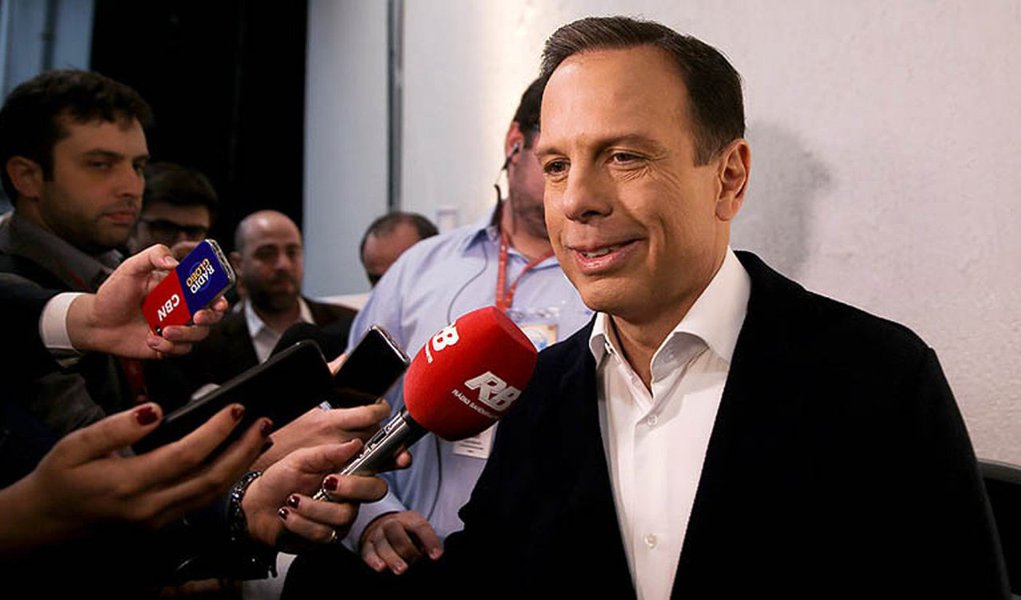 O Tribunal Regional Eleitoral de São Paulo (TRE-SP) negou pedido de impugnação da candidatura do prefeito eleito da capital paulista, João Doria, apresentado pelo vereador Paulo Fiorilo (PT); a ação alegava que Doria não se afastou até quatro meses antes da eleição do cargo ou função de direção, administração ou representação em empresas que "pelo âmbito e natureza de suas atividades, podem influir na economia nacional"; há possibilidade de recurso ao TSE (Foto: Gisele Federicce) O Tribunal Regional Eleitoral de São Paulo (TRE-SP) negou pedido de impugnação da candidatura do prefeito eleito da capital paulista, João Doria, apresentado pelo vereador Paulo Fiorilo (PT); a ação alegava que Doria não se afastou até quatro meses antes da eleição do cargo ou função de direção, administração ou representação em empresas que "pelo âmbito e natureza de suas atividades, podem influir na economia nacional"; há possibilidade de recurso ao TSE
