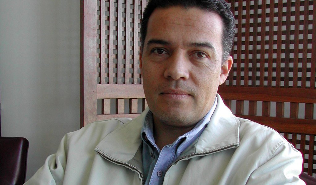 Em nota, o Conselho Universitário da UFMG, presidido por Jaime Arturo Ramírez, manifestou-se contrariamente à PEC 241, argumentando que, para as instituições públicas de ensino superior, os seus efeitos "serão desastrosos"; "A aprovação da PEC 241 implicará a diminuição dos recursos públicos e, consequentemente, o recuo na política de expansão e melhoria da qualidade do ensino superior nas instituições, afetando o ensino, a pesquisa e a extensão, bem como a permanência de número significativo de jovens, oriundos da escola pública e de grupos tradicionalmente marginalizados na sociedade", disse a entidade; leia íntegra (Foto: Aquiles Lins) Em nota, o Conselho Universitário da UFMG, presidido por Jaime Arturo Ramírez, manifestou-se contrariamente à PEC 241, argumentando que, para as instituições públicas de ensino superior, os seus efeitos "serão desastrosos"; "A aprovação da PEC 241 implicará a diminuição dos recursos públicos e, consequentemente, o recuo na política de expansão e melhoria da qualidade do ensino superior nas instituições, afetando o ensino, a pesquisa e a extensão, bem como a permanência de número significativo de jovens, oriundos da escola pública e de grupos tradicionalmente marginalizados na sociedade", disse a entidade; leia íntegra