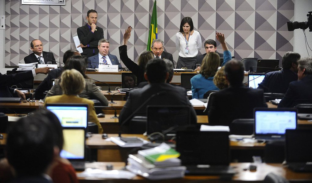 Acusação e defesa indicaram os nomes dos técnicos escolhidos para acompanhar a perícia nos documentos que embasaram o pedido de impeachment da presidente eleita Dilma Rousseff; assistente técnica Selene Péres foi indicada pela acusação, enquanto o especialista indicado pela defesa ainda não teve nome divulgado (Foto: Aquiles Lins) Acusação e defesa indicaram os nomes dos técnicos escolhidos para acompanhar a perícia nos documentos que embasaram o pedido de impeachment da presidente eleita Dilma Rousseff; assistente técnica Selene Péres foi indicada pela acusação, enquanto o especialista indicado pela defesa ainda não teve nome divulgado
