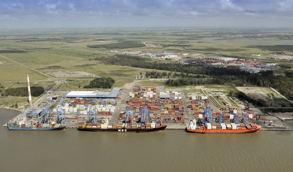 A Superintendência do Porto de Rio Grande (SUPRG) divulgou os dados mensais de movimentação do complexo portuário; entre janeiro e agosto deste ano, o porto gaúcho ultrapassou 27 milhões de toneladas transportadas, representando crescimento de 5% em comparação com o mesmo período de 2015 (Foto: Leonardo Lucena) A Superintendência do Porto de Rio Grande (SUPRG) divulgou os dados mensais de movimentação do complexo portuário; entre janeiro e agosto deste ano, o porto gaúcho ultrapassou 27 milhões de toneladas transportadas, representando crescimento de 5% em comparação com o mesmo período de 2015
