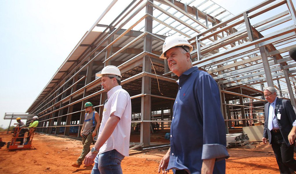 As obras do segundo bloco do Hospital da Criança de Brasília José Alencar estão 40% concluídas; o porcentual foi divulgado durante vistoria ao canteiro onde ocorre o serviço; com a ampliação, o Distrito Federal será referência no Centro-Oeste em transplantes infantis, em tratamento de câncer e de doenças do sangue; prevista para ser entregue em abril de 2017, a unidade é resultado de um convênio entre o Executivo local e a Organização Mundial da Família (OMF), e custou cerca de R$ 102 milhões; quando o segundo bloco for inaugurado, o hospital terá 202 leitos (Foto: Leonardo Lucena) As obras do segundo bloco do Hospital da Criança de Brasília José Alencar estão 40% concluídas; o porcentual foi divulgado durante vistoria ao canteiro onde ocorre o serviço; com a ampliação, o Distrito Federal será referência no Centro-Oeste em transplantes infantis, em tratamento de câncer e de doenças do sangue; prevista para ser entregue em abril de 2017, a unidade é resultado de um convênio entre o Executivo local e a Organização Mundial da Família (OMF), e custou cerca de R$ 102 milhões; quando o segundo bloco for inaugurado, o hospital terá 202 leitos
