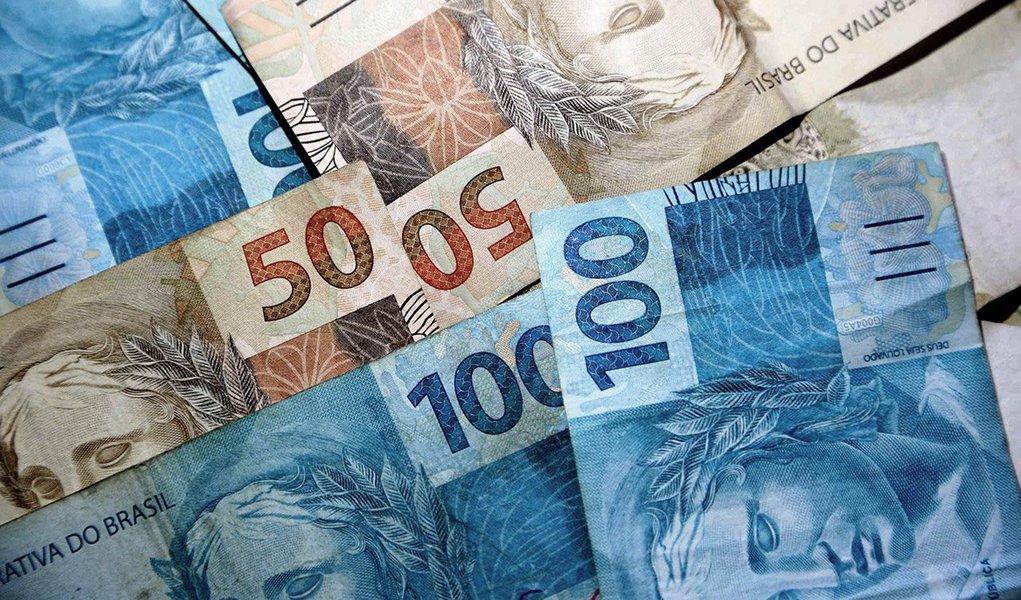 Com o aumento explosivo do número de pessoas com acesso à internet via dispositivos móveis no Brasil e no mundo, criou-se um cenário favorável para novas tecnologias, processos e ideias surgirem diariamente – e o mercado financeiro é um dos que mais se beneficiam desse movimento; foi quando começou a “revolução” das Fintechs; o setor das Fintechs se expandindo e mostrando resultados cada vez mais promissores: já são mais de 200 empresas do tipo no Brasil (e crescendo), e metade delas deverá fechar 2016 com um faturamento superior à cifra de R$ 1 milhão (Foto: Leonardo Lucena) Com o aumento explosivo do número de pessoas com acesso à internet via dispositivos móveis no Brasil e no mundo, criou-se um cenário favorável para novas tecnologias, processos e ideias surgirem diariamente – e o mercado financeiro é um dos que mais se beneficiam desse movimento; foi quando começou a “revolução” das Fintechs; o setor das Fintechs se expandindo e mostrando resultados cada vez mais promissores: já são mais de 200 empresas do tipo no Brasil (e crescendo), e metade delas deverá fechar 2016 com um faturamento superior à cifra de R$ 1 milhão