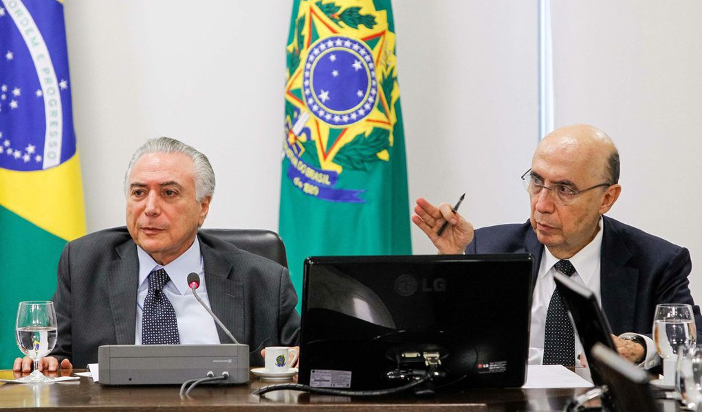 Vagner Freitas, da CUT, aponta pesquisa do professor João Sicsú, da UFRJ, fez uma simulação de como teriam sido os investimentos em educação e saúde, caso a regra de Michel Temer de limite de gastos tivesse sido criada em 2006; em 10 anos a Saúde teria perdido um total de R$ 178 bilhões e a Educação R$ 321 bilhões (Foto: Roberta Namour) Vagner Freitas, da CUT, aponta pesquisa do professor João Sicsú, da UFRJ, fez uma simulação de como teriam sido os investimentos em educação e saúde, caso a regra de Michel Temer de limite de gastos tivesse sido criada em 2006; em 10 anos a Saúde teria perdido um total de R$ 178 bilhões e a Educação R$ 321 bilhões