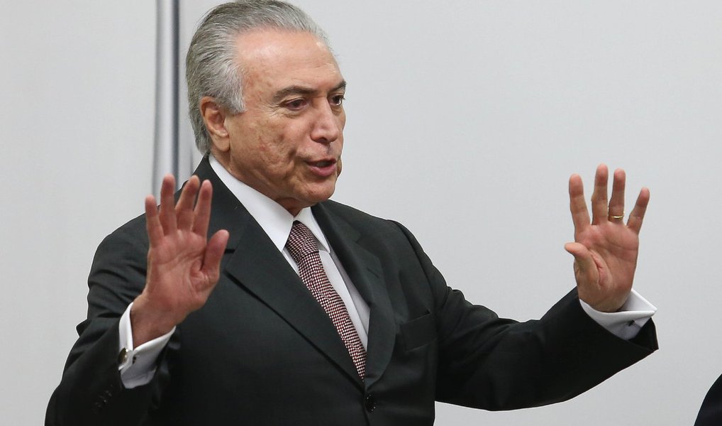O presidente interino da Câmara, Waldir Maranhão (PP-MA), vai notificar e dar um prazo de cinco dias para que os líderes partidários indiquem os integrantes da comissão que vai analisar o pedido de impeachment do presidente interino, Michel Temer; a informação foi divulgada na tarde desta quarta (6) pelos integrantes da bancada do PSOL, após reunião com Maranhão (Foto: Valter Lima) O presidente interino da Câmara, Waldir Maranhão (PP-MA), vai notificar e dar um prazo de cinco dias para que os líderes partidários indiquem os integrantes da comissão que vai analisar o pedido de impeachment do presidente interino, Michel Temer; a informação foi divulgada na tarde desta quarta (6) pelos integrantes da bancada do PSOL, após reunião com Maranhão