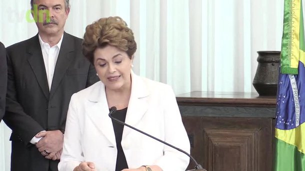 Cabia no texto trechos da música de Chico Buarque 'Apesar de Você', composta em 70 e liberada oito anos depois, o que não impediu que se tornasse um hino cantado pelo povo nas ruas como ato subversivo contra a censura. Quem 'desiventou' a democracia vai pagar dobrado cada lágrima rolada de pesar (Foto: Luciana Oliveira) Cabia no texto trechos da música de Chico Buarque 'Apesar de Você', composta em 70 e liberada oito anos depois, o que não impediu que se tornasse um hino cantado pelo povo nas ruas como ato subversivo contra a censura. Quem 'desiventou' a democracia vai pagar dobrado cada lágrima rolada de pesar