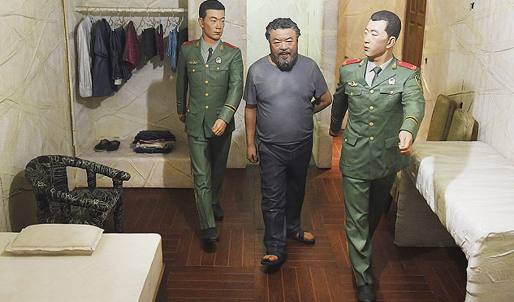 Ai Weiwei reproduziu cenas de seu encarceramento para uma nova instalação artística, uma série de dioramas -dentro de caixas de aço- quase em tamanho real mostrando sua vida na prisão; Ai, um dos mais conhecidos artistas e ativistas políticos da China, foi preso por 81 dias sob acusação de evasão de impostos em 2011; governo chinês confiscou seu passaporte, apenas o retornando em julho do ano passado (Foto: Aquiles Lins) Ai Weiwei reproduziu cenas de seu encarceramento para uma nova instalação artística, uma série de dioramas -dentro de caixas de aço- quase em tamanho real mostrando sua vida na prisão; Ai, um dos mais conhecidos artistas e ativistas políticos da China, foi preso por 81 dias sob acusação de evasão de impostos em 2011; governo chinês confiscou seu passaporte, apenas o retornando em julho do ano passado