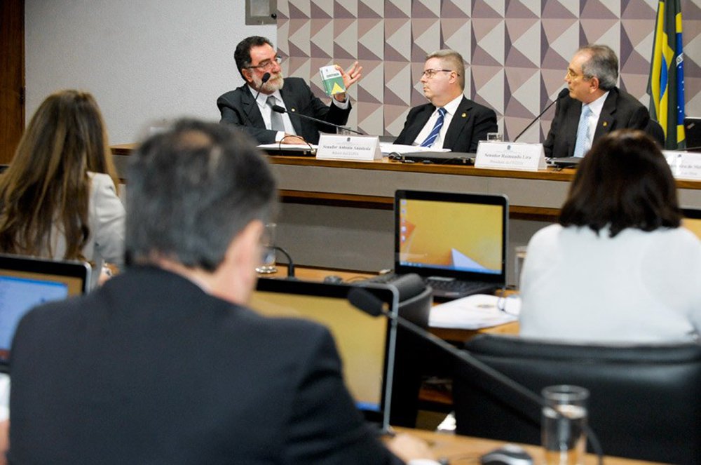 Em depoimento na Comissão do Impeachment no Senado, o ex-ministro do Desenvolvimento Agrário Patrus Ananias disse que os fatos que integram a denúncia devem ser analisados à luz do interesse público, não isoladamente; "O impedimento com base em um fatozinho específico, ainda que houvesse ocorrido, não poderia ser considerado sem uma avaliação dos princípios constitucionais", disse; sobre as chamadas "pedaladas fiscais", Patrus disse que era mais importante priorizar a continuidade da prestação do programa do que assegurar o reembolso dos bancos. Essa decisão, explicou ele, considera o "paradigma do Estado democrático de direito" e o "bem comum" (Foto: Aquiles Lins) Em depoimento na Comissão do Impeachment no Senado, o ex-ministro do Desenvolvimento Agrário Patrus Ananias disse que os fatos que integram a denúncia devem ser analisados à luz do interesse público, não isoladamente; "O impedimento com base em um fatozinho específico, ainda que houvesse ocorrido, não poderia ser considerado sem uma avaliação dos princípios constitucionais", disse; sobre as chamadas "pedaladas fiscais", Patrus disse que era mais importante priorizar a continuidade da prestação do programa do que assegurar o reembolso dos bancos. Essa decisão, explicou ele, considera o "paradigma do Estado democrático de direito" e o "bem comum"