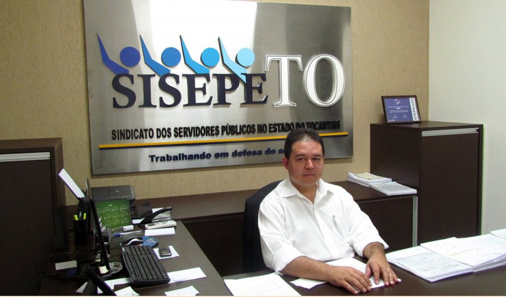 O presidente do Sindicato dos Servidores Públicos no Estado do Tocantins (Sisepe-TO), Cleiton Pinheiro, afirmou que repudia a ação do governador Marcelo Miranda, que publicou decreto, revogando o artigo de um decreto de 2005 que instituía o pagamento do salário do servidor no 5º dia útil de todo mês; segundo ele, "o governador demonstrou que não está disposto a cumprir com os direitos dos servidores"; "Se não for possível fazer a revogação desse decreto nós vamos até a Assembleia Legislativa para pedir apoio aos deputados estaduais para que transformem isso numa emenda da constituição do Estado, assim não tem como o governador derrubar" (Foto: Leonardo Lucena) O presidente do Sindicato dos Servidores Públicos no Estado do Tocantins (Sisepe-TO), Cleiton Pinheiro, afirmou que repudia a ação do governador Marcelo Miranda, que publicou decreto, revogando o artigo de um decreto de 2005 que instituía o pagamento do salário do servidor no 5º dia útil de todo mês; segundo ele, "o governador demonstrou que não está disposto a cumprir com os direitos dos servidores"; "Se não for possível fazer a revogação desse decreto nós vamos até a Assembleia Legislativa para pedir apoio aos deputados estaduais para que transformem isso numa emenda da constituição do Estado, assim não tem como o governador derrubar"