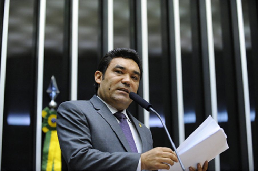 O deputado federal Genecias Noronha (SD) foi condenado pelo Tribunal de Justiça do Ceará pela contratação de até 2,6 mil servidores sem concurso em sua gestão como prefeito do município de Parambu. A pena é de suspensão dos direitos políticos por três anos e multa de até 15 vezes seu salário à época. Ainda cabe recurso (Foto: Rodrigo Rocha) O deputado federal Genecias Noronha (SD) foi condenado pelo Tribunal de Justiça do Ceará pela contratação de até 2,6 mil servidores sem concurso em sua gestão como prefeito do município de Parambu. A pena é de suspensão dos direitos políticos por três anos e multa de até 15 vezes seu salário à época. Ainda cabe recurso