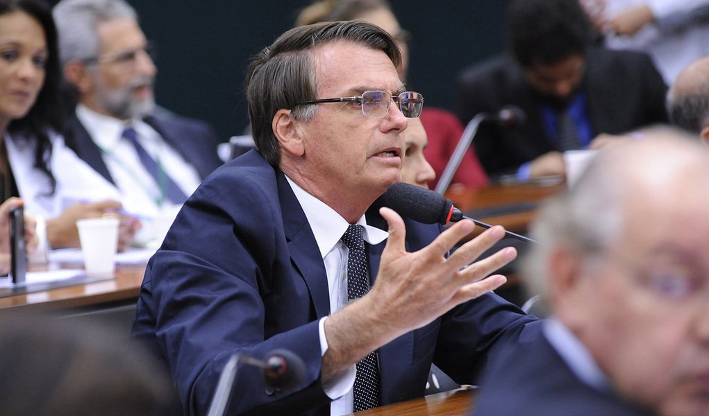"Nenhuma mulher merece a hediondice do estupro, mas Bolsonaro merece a decisão do STF, que o tornou reto nas ações movidas pela Procuradoria Geral da República e pela própria deputada Maria do Rosário (PT-RS), a quem ele disse que não a estuprava porque ela “não merece”. Agora as feministas já se mobilizam para que o STF, além de torná-lo réu, julgue com celeridade as duas ações e condene Bolsonaro. Deputado condenado criminalmente, com trânsito em julgado, perde automaticamente o mandato"; o comentário é da colunista do 247, Tereza Cruvinel; para ela, "Bolsonaro merece a condenação e a cassação decorrente por ter contribuído, neste caso, pelo fortalecimento da cultura do estupro, tão subjacente à nossa vida" (Foto: Tereza Cruvinel) "Nenhuma mulher merece a hediondice do estupro, mas Bolsonaro merece a decisão do STF, que o tornou reto nas ações movidas pela Procuradoria Geral da República e pela própria deputada Maria do Rosário (PT-RS), a quem ele disse que não a estuprava porque ela “não merece”. Agora as feministas já se mobilizam para que o STF, além de torná-lo réu, julgue com celeridade as duas ações e condene Bolsonaro. Deputado condenado criminalmente, com trânsito em julgado, perde automaticamente o mandato"; o comentário é da colunista do 247, Tereza Cruvinel; para ela, "Bolsonaro merece a condenação e a cassação decorrente por ter contribuído, neste caso, pelo fortalecimento da cultura do estupro, tão subjacente à nossa vida"
