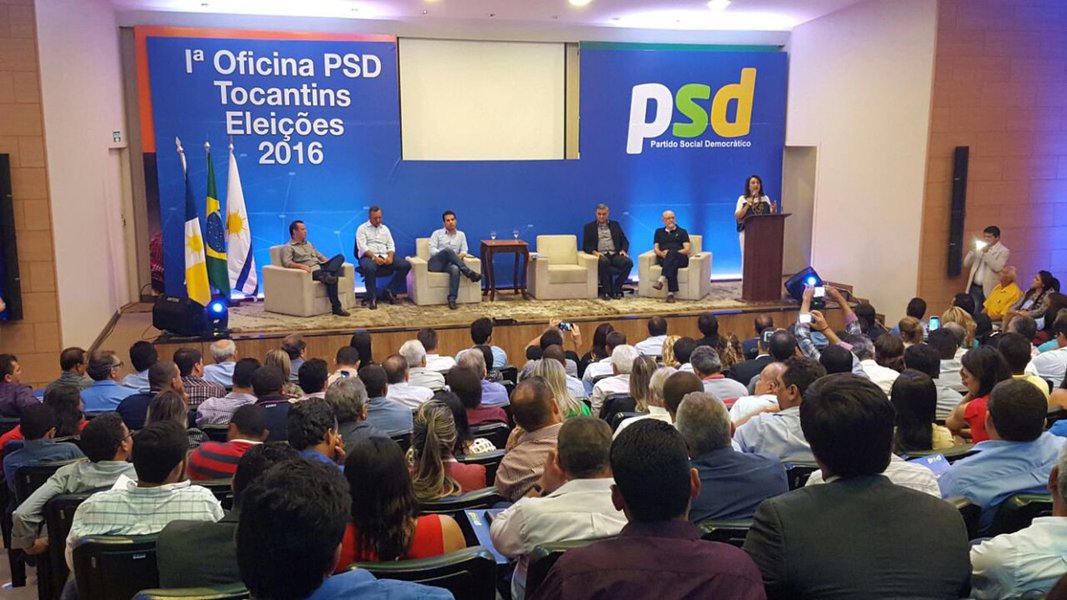 A senadora Kátia Abreu (PMDB) defendeu, em seminário do PSD na Capital, que é necessário que os políticos representem os anseios da população; a congressista lembrou aos candidatos que não basta ter os votos; segundo ela, é necessário cumprir a Lei de Responsabilidade Fiscal, ser político e ter uma boa dose de marketing para conseguir manter o mandato; “Temos que administrar as prefeituras como administramos as nossas casas”, disse; “Acredito que na política temos que melhorar a vida das pessoas”, acrescentou a parlamentar para quem “política é uma questão de vida e não de vida ou morte” (Foto: Leonardo Lucena) A senadora Kátia Abreu (PMDB) defendeu, em seminário do PSD na Capital, que é necessário que os políticos representem os anseios da população; a congressista lembrou aos candidatos que não basta ter os votos; segundo ela, é necessário cumprir a Lei de Responsabilidade Fiscal, ser político e ter uma boa dose de marketing para conseguir manter o mandato; “Temos que administrar as prefeituras como administramos as nossas casas”, disse; “Acredito que na política temos que melhorar a vida das pessoas”, acrescentou a parlamentar para quem “política é uma questão de vida e não de vida ou morte”