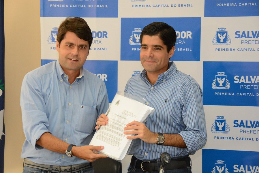Em retribuição ao gesto do prefeito ACM Neto, que esteve pessoalmente na Câmara Municipal, em novembro de 2015, para entregar a proposta do Plano Diretor de Desenvolvimento Urbano (PDDU) para ser apreciada, o presidente da Casa, vereador Paulo Câmara, foi à prefeitura nesta quinta-feira, acompanhado por 19 vereadores, para devolver o projeto aprovado na segunda-feira (13); aperfeiçoado com acréscimo de 133 emendas, o Plano de Salvador foi sancionado e passará a ser utilizado como base para as próximas ações urbanísticas do governo municipal; "Este Plano dá segurança jurídica à prefeitura para executar as políticas públicas. Foi fruto de quase 50 reuniões, entre audiências públicas, oficinas, reuniões internas e externas", disse Câmara (Foto: Romulo Faro) Em retribuição ao gesto do prefeito ACM Neto, que esteve pessoalmente na Câmara Municipal, em novembro de 2015, para entregar a proposta do Plano Diretor de Desenvolvimento Urbano (PDDU) para ser apreciada, o presidente da Casa, vereador Paulo Câmara, foi à prefeitura nesta quinta-feira, acompanhado por 19 vereadores, para devolver o projeto aprovado na segunda-feira (13); aperfeiçoado com acréscimo de 133 emendas, o Plano de Salvador foi sancionado e passará a ser utilizado como base para as próximas ações urbanísticas do governo municipal; "Este Plano dá segurança jurídica à prefeitura para executar as políticas públicas. Foi fruto de quase 50 reuniões, entre audiências públicas, oficinas, reuniões internas e externas", disse Câmara