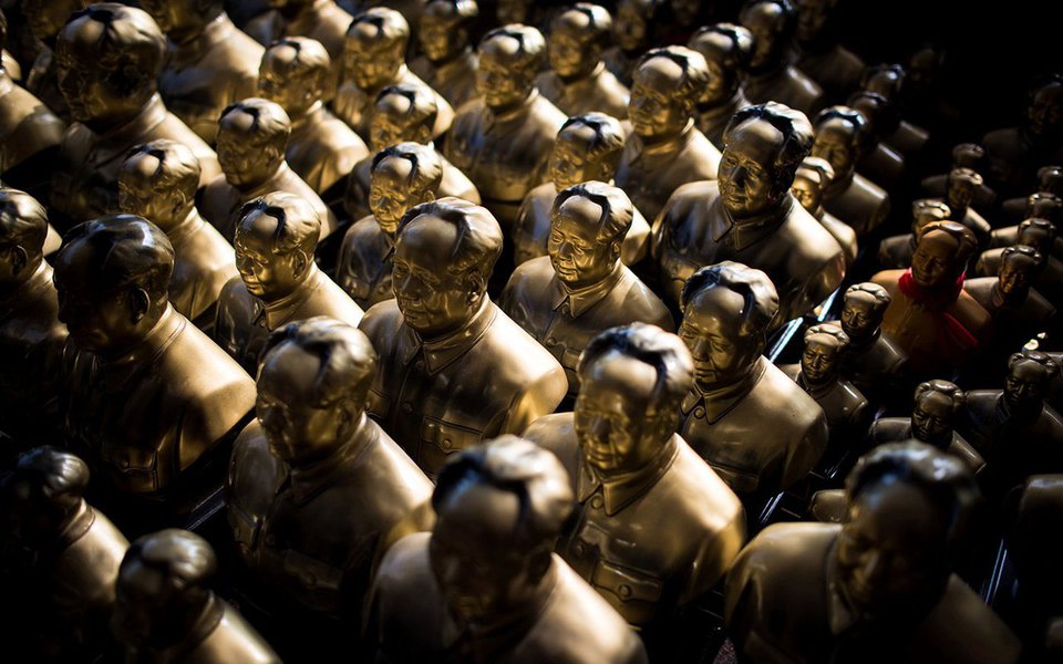 Meio século depois, a China ainda não digeriu a Revolução Cultural, assunto do qual pouco se fala na imprensa, a não ser por chavões e meias palavras. Mas o autor do artigo, o jornalista chinês Cau Xishun, deixa claro a aversão atual do país ao culto da personalidade e aos governantes personalistas. (Foto: Luis Pellegrini) Meio século depois, a China ainda não digeriu a Revolução Cultural, assunto do qual pouco se fala na imprensa, a não ser por chavões e meias palavras. Mas o autor do artigo, o jornalista chinês Cau Xishun, deixa claro a aversão atual do país ao culto da personalidade e aos governantes personalistas.