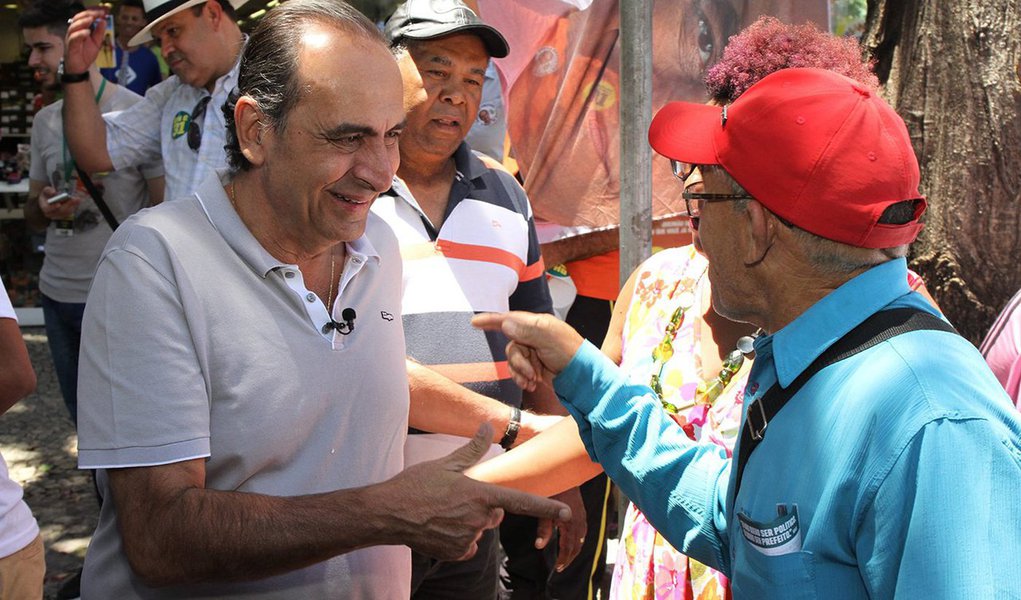 O PCdoB decidiu apoiar a candidatura de Alexandre Kalil (PHS) no segundo turno da corrida eleitoral pela Prefeitura de Belo Horizonte; em nota divulgada pelo comitê municipal, os militantes e apoiadores são orientados a votar no empresário “para derrotar a candidatura tucana em BH”; a legenda classifica João Leite (PSDB) como “o retrato mais claro das forças mais atrasadas e golpistas de nosso País” (Foto: Leonardo Lucena) O PCdoB decidiu apoiar a candidatura de Alexandre Kalil (PHS) no segundo turno da corrida eleitoral pela Prefeitura de Belo Horizonte; em nota divulgada pelo comitê municipal, os militantes e apoiadores são orientados a votar no empresário “para derrotar a candidatura tucana em BH”; a legenda classifica João Leite (PSDB) como “o retrato mais claro das forças mais atrasadas e golpistas de nosso País”