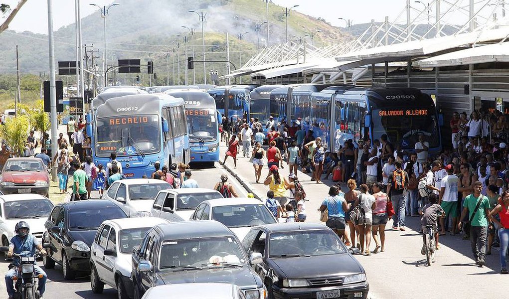 Antes, a multa era de R$ 5 milhões; agora, o valor pode chegar a R$ 63 milhões em caso de descumprimento do cronograma de climatização de 100% da frota de ônibus até o fim deste ano; a meta é atingir 3.990 ônibus refrigerados fixada para este ano; a decisão foi tomada pelo juiz Leonardo Grandmasson Ferreira Chaves, da 8ª Vara da Fazenda Pública da Capital (Foto: Leonardo Lucena) Antes, a multa era de R$ 5 milhões; agora, o valor pode chegar a R$ 63 milhões em caso de descumprimento do cronograma de climatização de 100% da frota de ônibus até o fim deste ano; a meta é atingir 3.990 ônibus refrigerados fixada para este ano; a decisão foi tomada pelo juiz Leonardo Grandmasson Ferreira Chaves, da 8ª Vara da Fazenda Pública da Capital