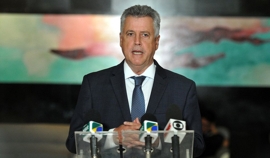 Por determinação do governador Rodrigo Rollemberg, todos os contratos de empresas com administrações regionais sob investigação da Polícia Civil do Distrito Federal serão auditados; as informações sobre a operação que apura a suspeita de fraude haviam sido apresentadas pelo delegado de Repressão aos Crimes Contra a Administração Pública, Alexandre Nicolau Linhares; os contratos em análise somam R$ 250 milhões; ao todo, 19 administrações regionais estão sendo investigadas; segundo o delegado, nenhum administrador do atual governo do DF está envolvido (Foto: Leonardo Lucena) Por determinação do governador Rodrigo Rollemberg, todos os contratos de empresas com administrações regionais sob investigação da Polícia Civil do Distrito Federal serão auditados; as informações sobre a operação que apura a suspeita de fraude haviam sido apresentadas pelo delegado de Repressão aos Crimes Contra a Administração Pública, Alexandre Nicolau Linhares; os contratos em análise somam R$ 250 milhões; ao todo, 19 administrações regionais estão sendo investigadas; segundo o delegado, nenhum administrador do atual governo do DF está envolvido