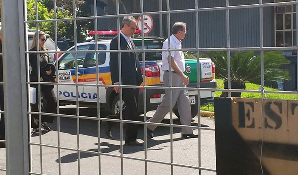 Dois diretores da Mendes Júnior foram alvos de mandados de prisão temporária e de condução coercitiva, quando a pessoa é levada para depor, pela PF, dentro da Operação Arquivo X, da Lava Jato; Ruben Costa Val, diretor da Área de Negócios Industriais da empresa foi preso em casa, em Nova Lima; a defesa da construtora confirmou que ele deve ser transferido para Curitiba; Victorio Duque Semionato, diretor de Engenharia, também estava em casa, em Rio Acima, quando foi levado, coercitivamente, para prestar depoimento na Superintendência da PF em BH
(Foto: Leonardo Lucena) Dois diretores da Mendes Júnior foram alvos de mandados de prisão temporária e de condução coercitiva, quando a pessoa é levada para depor, pela PF, dentro da Operação Arquivo X, da Lava Jato; Ruben Costa Val, diretor da Área de Negócios Industriais da empresa foi preso em casa, em Nova Lima; a defesa da construtora confirmou que ele deve ser transferido para Curitiba; Victorio Duque Semionato, diretor de Engenharia, também estava em casa, em Rio Acima, quando foi levado, coercitivamente, para prestar depoimento na Superintendência da PF em BH