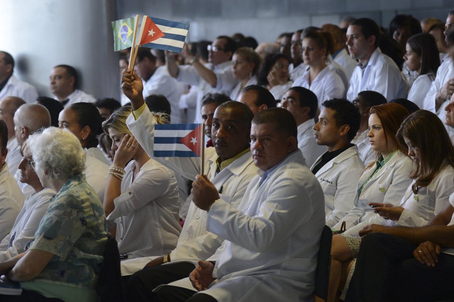 Meta do governo é fortalecer a participação de médicos brasileiros e gradualmente substituir os profissionais cubanos que completam três anos de trabalho no Brasil; previsão é que, entre dezembro de 2016 e abril de 2017, cerca de duas mil vagas de cooperados sejam oferecidas em editais a brasileiros; meta é, em três anos, substituir quatro mil cubanos à medida que os profissionais brasileiros se interessem pelas vagas; bolsa dos profissionais que atuam no programa será reajustada em 9% a partir do ano que vem, anunciou hoje o ministro da Saúde (Foto: Paulo Emílio) Meta do governo é fortalecer a participação de médicos brasileiros e gradualmente substituir os profissionais cubanos que completam três anos de trabalho no Brasil; previsão é que, entre dezembro de 2016 e abril de 2017, cerca de duas mil vagas de cooperados sejam oferecidas em editais a brasileiros; meta é, em três anos, substituir quatro mil cubanos à medida que os profissionais brasileiros se interessem pelas vagas; bolsa dos profissionais que atuam no programa será reajustada em 9% a partir do ano que vem, anunciou hoje o ministro da Saúde