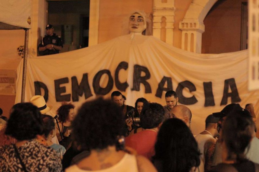 "Depois da polícia, as demissões. A degola de 81 funcionários e gestores do Ministério da Cultura não tem outro nome. É um expurgo de natureza político-ideológica que só realça a feição obscurantista do governo. É uma vingança de Temer contra o segmento do funcionalismo público que protagonizou a mais forte insurgência contra o desmonte da administração anterior, a extinção do Minc", diz Tereza Cruvinel, colunista do 247; "Depois que agosto passar, o novo 'regime', pois é disso que se trata, e não de mera troca de governo, mais irá mostrar seu pender autoritário em toda sua extensão. A caça às bruxas correrá solta na administração federal e os protestos inexoráveis contra as reformas neoliberais serão reprimidos", prevê (Foto: Tereza Cruvinel) "Depois da polícia, as demissões. A degola de 81 funcionários e gestores do Ministério da Cultura não tem outro nome. É um expurgo de natureza político-ideológica que só realça a feição obscurantista do governo. É uma vingança de Temer contra o segmento do funcionalismo público que protagonizou a mais forte insurgência contra o desmonte da administração anterior, a extinção do Minc", diz Tereza Cruvinel, colunista do 247; "Depois que agosto passar, o novo 'regime', pois é disso que se trata, e não de mera troca de governo, mais irá mostrar seu pender autoritário em toda sua extensão. A caça às bruxas correrá solta na administração federal e os protestos inexoráveis contra as reformas neoliberais serão reprimidos", prevê