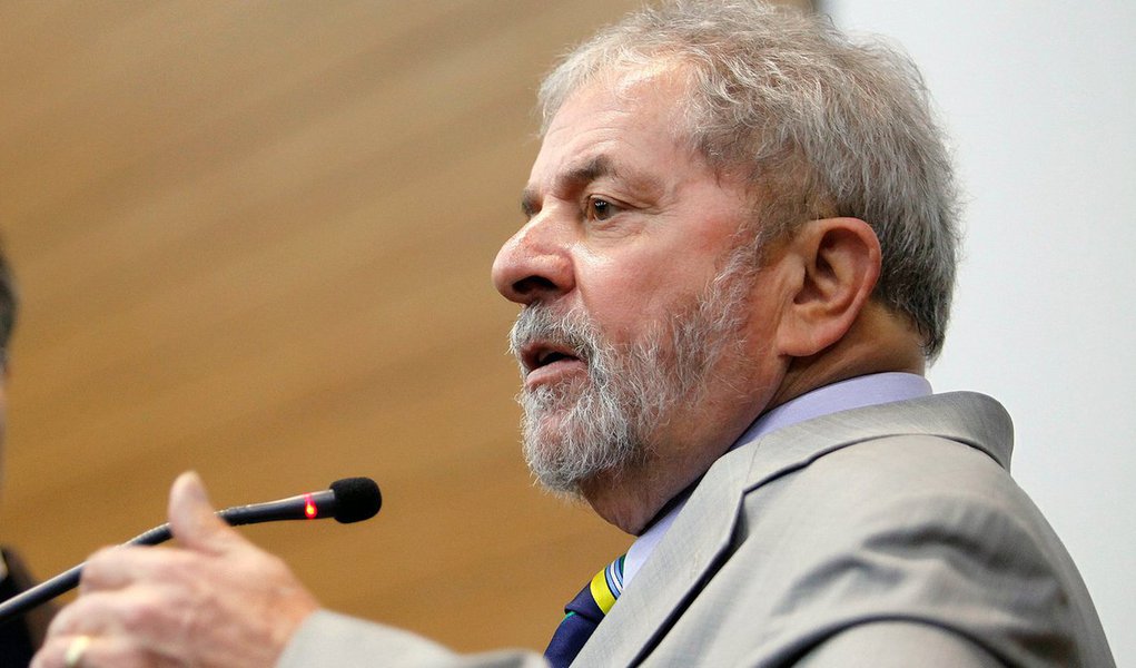 Ex-presidente é alvo de investigações que apuram seu suposto envolvimento no esquema de desvios de recursos na Petrobras; uma das hipóteses investigativas é que Lula "tinha ciência do esquema criminoso engendrado em desfavor da Petrobras, e também de que recebeu, direta e indiretamente, vantagens indevidas decorrentes dessa estrutura delituosa", sustenta o MPF; Lula é alvo de ao menos 10 procedimentos requeridos pelo MPF e pela Polícia Federal (PF) em Curitiba; ex-presidente nega as acusações (Foto: Roberta Namour) Ex-presidente é alvo de investigações que apuram seu suposto envolvimento no esquema de desvios de recursos na Petrobras; uma das hipóteses investigativas é que Lula "tinha ciência do esquema criminoso engendrado em desfavor da Petrobras, e também de que recebeu, direta e indiretamente, vantagens indevidas decorrentes dessa estrutura delituosa", sustenta o MPF; Lula é alvo de ao menos 10 procedimentos requeridos pelo MPF e pela Polícia Federal (PF) em Curitiba; ex-presidente nega as acusações