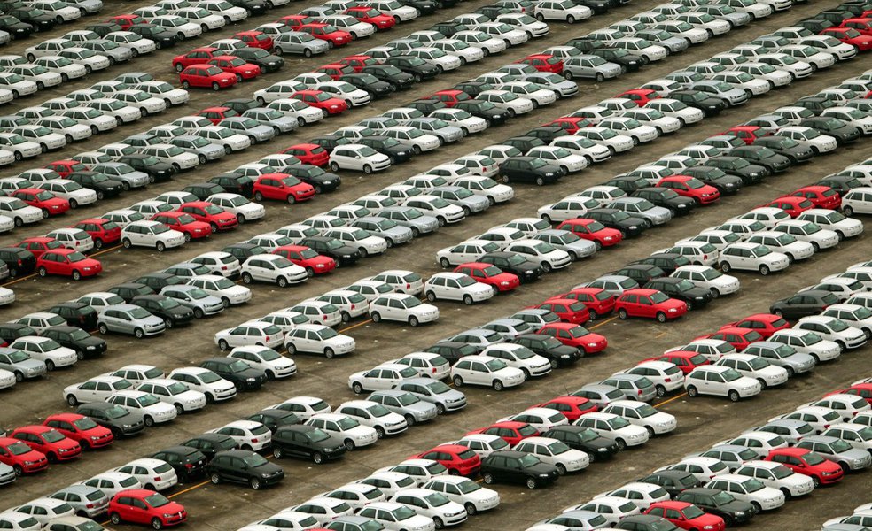 Elevação foi registrada ante maio; já em comparação com o mesmo mês do ano passado, licenciamentos tiveram queda de 19,16%, somando 171.792 veículos novos; "Já estamos notando uma melhora nos índices de confiança, tanto por parte de consumidores como de investidores, mas não imaginamos grandes mudanças nos dados do setor até que o cenário político se defina. Os números do setor apontam que retornamos uma década em resultados de vendas", disse o presidente da Fenabrave, Alarico Assumpção Jr (Foto: Aquiles Lins) Elevação foi registrada ante maio; já em comparação com o mesmo mês do ano passado, licenciamentos tiveram queda de 19,16%, somando 171.792 veículos novos; "Já estamos notando uma melhora nos índices de confiança, tanto por parte de consumidores como de investidores, mas não imaginamos grandes mudanças nos dados do setor até que o cenário político se defina. Os números do setor apontam que retornamos uma década em resultados de vendas", disse o presidente da Fenabrave, Alarico Assumpção Jr
