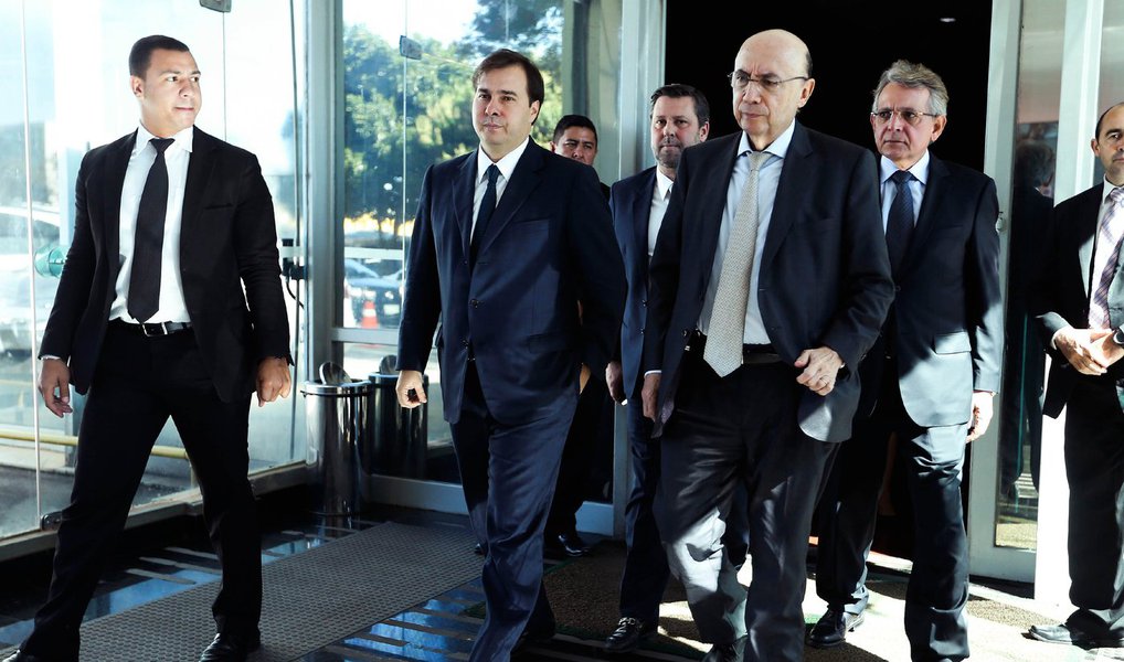 Presidente da Câmara dos Deputados, Rodrigo Maia (DEM-RJ), afirmou nesta quarta-feira, 27, em reunião com o ministro da Fazenda, Henrique Meirelles, que entre as prioridades de votação estão a proposta de emenda constitucional que estabelece o limite para o crescimento dos gastos públicos e a Lei de Repatriação; Maia disse ainda que o prejeto de lei que trata da dívida dos estados seja votado na primeira semana de agosto; "Câmara vai trabalhar, precisa trabalhar e temos prioridade na agenda econômica apresentada pelo governo Michel Temer e pelo ministro da Fazenda, Henrique Meirelles", afirmou (Foto: Aquiles Lins) Presidente da Câmara dos Deputados, Rodrigo Maia (DEM-RJ), afirmou nesta quarta-feira, 27, em reunião com o ministro da Fazenda, Henrique Meirelles, que entre as prioridades de votação estão a proposta de emenda constitucional que estabelece o limite para o crescimento dos gastos públicos e a Lei de Repatriação; Maia disse ainda que o prejeto de lei que trata da dívida dos estados seja votado na primeira semana de agosto; "Câmara vai trabalhar, precisa trabalhar e temos prioridade na agenda econômica apresentada pelo governo Michel Temer e pelo ministro da Fazenda, Henrique Meirelles", afirmou