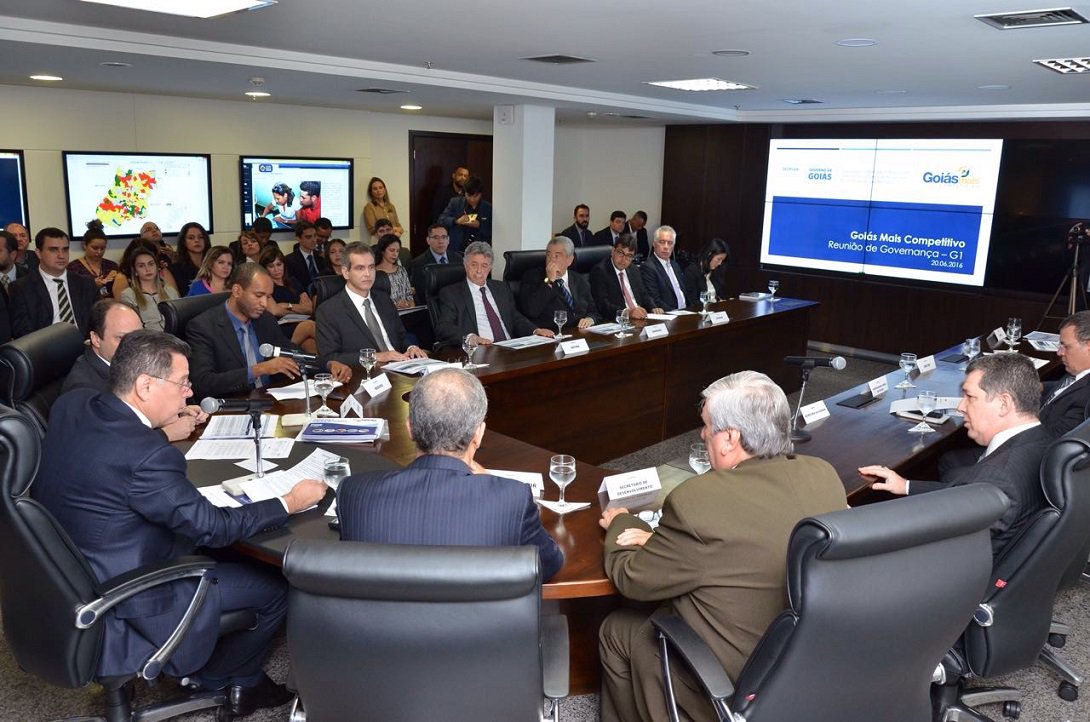 Governador Marconi Perillo participou nesta segunda-feira de reunião de trabalho com o secretário para discutir o cumprimento das metas do programa "Goiás Mais Competitivo"; diagnóstico em diversas áreas já está pronto e Marconi pediu mais dedicação dos secretários; governador disse que o Inova Goiás se soma a este programa para diminuir os efeitos da crise econômica que atravessa o País e colocar como um dos maiores casos de sucesso de competitividade (Foto: José Barbacena) Governador Marconi Perillo participou nesta segunda-feira de reunião de trabalho com o secretário para discutir o cumprimento das metas do programa "Goiás Mais Competitivo"; diagnóstico em diversas áreas já está pronto e Marconi pediu mais dedicação dos secretários; governador disse que o Inova Goiás se soma a este programa para diminuir os efeitos da crise econômica que atravessa o País e colocar como um dos maiores casos de sucesso de competitividade