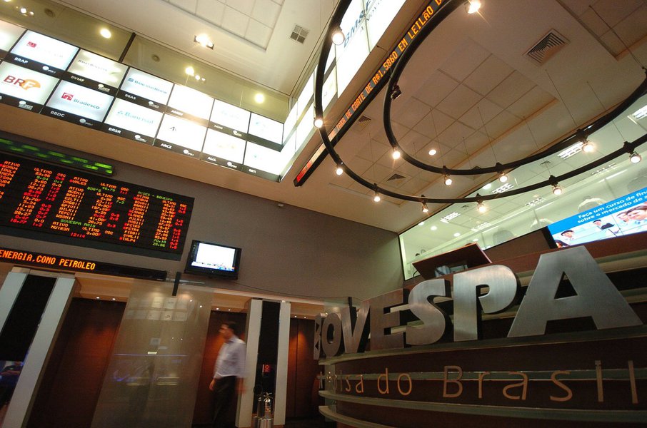 Se descolando do exterior, o benchmark da bolsa brasileira registrou alta de 1,50% - na máxima do dia -, aos 62.696 pontos, com um volume financeiro de R$ 11,823 bilhões. Com isso, o índice registra seu maior nível intraday desde 7 de janeiro de 2013, quando estava em 62.698 pontos (Foto: Gisele Federicce) Se descolando do exterior, o benchmark da bolsa brasileira registrou alta de 1,50% - na máxima do dia -, aos 62.696 pontos, com um volume financeiro de R$ 11,823 bilhões. Com isso, o índice registra seu maior nível intraday desde 7 de janeiro de 2013, quando estava em 62.698 pontos