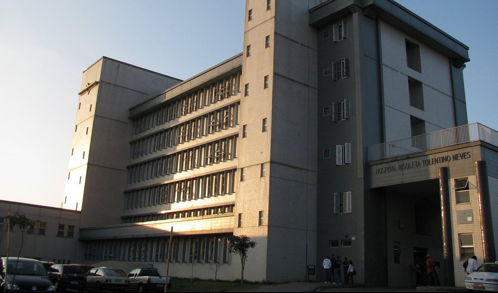 O governador de Minas Gerais, Fernando Pimentel (PT), anunciou que aumentará em R$ 800 mil os repasses para o Hospital Risoleta Neves, em Belo Horizonte; a unidade passa por dificuldades financeiras; em junho deste ano, o setor de pediatria foi fechado; de acordo com a assessoria, 18 leitos de ortopedia e 24 leitos de clínica médica estão fechados desde o ano passado; a unidade funciona 100% com recursos do Sistema Único de Saúde e é referência para moradores da região Norte da capital e de municípios vizinhos (Foto: Leonardo Lucena) O governador de Minas Gerais, Fernando Pimentel (PT), anunciou que aumentará em R$ 800 mil os repasses para o Hospital Risoleta Neves, em Belo Horizonte; a unidade passa por dificuldades financeiras; em junho deste ano, o setor de pediatria foi fechado; de acordo com a assessoria, 18 leitos de ortopedia e 24 leitos de clínica médica estão fechados desde o ano passado; a unidade funciona 100% com recursos do Sistema Único de Saúde e é referência para moradores da região Norte da capital e de municípios vizinhos