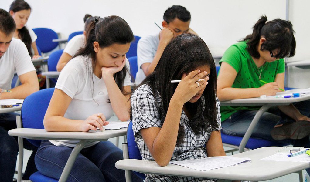 Pesquisa feita pela Associação Brasileira de Mantenedoras de Ensino Superior (Abmes), divulgada nesta quarta-feira, 20, mostra que 50,5% dos estudantes brasileiros disseram não ter recursos para pagar uma faculdade particular e esperam contar com o Programa Universidade para Todos (Prouni) e 50,3%, com o Financiamento Estudantil (Fies); 71,9% deles cursaram o ensino médio em escolas públicas e 62,9% deles acreditam que os estudantes de escolas públicas não têm as mesmas condições que os alunos das particulares para ter acesso às universidades públicas (Foto: Aquiles Lins) Pesquisa feita pela Associação Brasileira de Mantenedoras de Ensino Superior (Abmes), divulgada nesta quarta-feira, 20, mostra que 50,5% dos estudantes brasileiros disseram não ter recursos para pagar uma faculdade particular e esperam contar com o Programa Universidade para Todos (Prouni) e 50,3%, com o Financiamento Estudantil (Fies); 71,9% deles cursaram o ensino médio em escolas públicas e 62,9% deles acreditam que os estudantes de escolas públicas não têm as mesmas condições que os alunos das particulares para ter acesso às universidades públicas