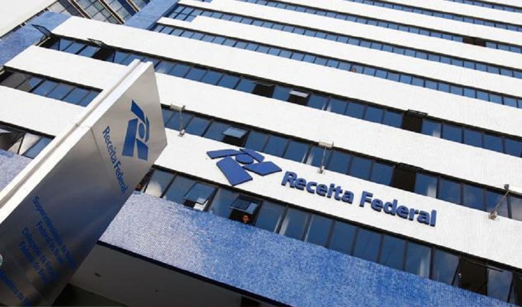 A Receita Federal vai cobrar mais de R$ 10 bilhões dos investigados na Operação Lava Jato, que apura esquema de corrupção na Petrobrás; a investida dos agentes federais de Curitiba levou o órgão do ministério a estimar o montante sonegado em tributos da União e fraudes fiscais; a maior parte desse valor refere-se a impostos não recolhidos, entre 2010 e 2014, por 28 empreiteiras acusadas de corrupção, acrescidos de juros e multas; desde que foi deflagrada, em março de 2014, a Lava Jato apontou pelo menos 34 empresas suspeitas de serem de fachada ou “noteiras” (Foto: Leonardo Lucena) A Receita Federal vai cobrar mais de R$ 10 bilhões dos investigados na Operação Lava Jato, que apura esquema de corrupção na Petrobrás; a investida dos agentes federais de Curitiba levou o órgão do ministério a estimar o montante sonegado em tributos da União e fraudes fiscais; a maior parte desse valor refere-se a impostos não recolhidos, entre 2010 e 2014, por 28 empreiteiras acusadas de corrupção, acrescidos de juros e multas; desde que foi deflagrada, em março de 2014, a Lava Jato apontou pelo menos 34 empresas suspeitas de serem de fachada ou “noteiras”