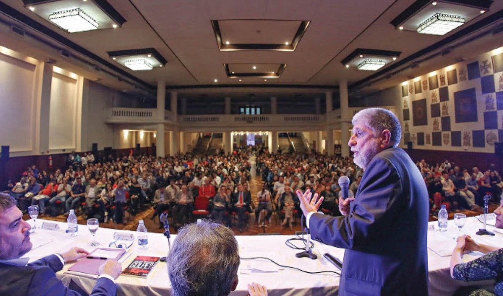 Em conferência realizada pelo Instituto Lula em parceria com a Fundação Perseu Abramo, o embaixador Celso Amorim, afirmou, nesta segunda (4), que enquanto o impeachment de Fernando Collor "uniu o Brasil", o processo de impedimento da presidente Dilma Rousseff "está dividindo" o país; na palestra “Em defesa de uma política externa ativa e altiva”: há algo de ‘novo’ na atual política externa do governo provisório, liderada por um político não por um diplomata?", Amorim afirmou que "o Brasil com a dimensão que tem, não tinha só que reagir de maneira altiva, mas ser um construtor da agenda internacional"; "Não pode ver a política internacional só do ponto de vista comercial", defendeu (Foto: Valter Lima) Em conferência realizada pelo Instituto Lula em parceria com a Fundação Perseu Abramo, o embaixador Celso Amorim, afirmou, nesta segunda (4), que enquanto o impeachment de Fernando Collor "uniu o Brasil", o processo de impedimento da presidente Dilma Rousseff "está dividindo" o país; na palestra “Em defesa de uma política externa ativa e altiva”: há algo de ‘novo’ na atual política externa do governo provisório, liderada por um político não por um diplomata?", Amorim afirmou que "o Brasil com a dimensão que tem, não tinha só que reagir de maneira altiva, mas ser um construtor da agenda internacional"; "Não pode ver a política internacional só do ponto de vista comercial", defendeu