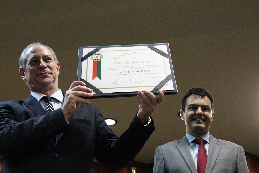 Ex-governador Ciro Gomes recebeu na Câmara Municipal de Goiânia o título de cidadão goianiense; em seu discurso, Ciro não poupou críticas ao governo interino de Michel Temer (PMDB); "É um desastre completo e está ferindo de morte a nossa jovem democracia. O mais grave de tudo é a emenda à Constituição que tabela os gastos com a educação, saúde e previdência, deixando livre o gasto com juros"; Ciro acredita que será difícil a volta da presidente afastada Dilma Rousseff ao cargo; "A probabilidade é pequena, mas devemos lutar para que isso aconteça” (Foto: José Barbacena) Ex-governador Ciro Gomes recebeu na Câmara Municipal de Goiânia o título de cidadão goianiense; em seu discurso, Ciro não poupou críticas ao governo interino de Michel Temer (PMDB); "É um desastre completo e está ferindo de morte a nossa jovem democracia. O mais grave de tudo é a emenda à Constituição que tabela os gastos com a educação, saúde e previdência, deixando livre o gasto com juros"; Ciro acredita que será difícil a volta da presidente afastada Dilma Rousseff ao cargo; "A probabilidade é pequena, mas devemos lutar para que isso aconteça”