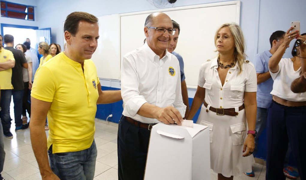 Vereador Adolfo Quintas, que trocou o PSDB pelo PSD, oficializou ao MP -SP denúncia que já tinha sido feita por ele de que filiados do PSDB receberam "entre três e cinco mil reais para votarem" em João Doria" nas prévias tucanas; disse ainda que "os pagamentos variavam de acordo com a inserção política do militante"; Doria nega as acusações (Foto: Roberta Namour) Vereador Adolfo Quintas, que trocou o PSDB pelo PSD, oficializou ao MP -SP denúncia que já tinha sido feita por ele de que filiados do PSDB receberam "entre três e cinco mil reais para votarem" em João Doria" nas prévias tucanas; disse ainda que "os pagamentos variavam de acordo com a inserção política do militante"; Doria nega as acusações