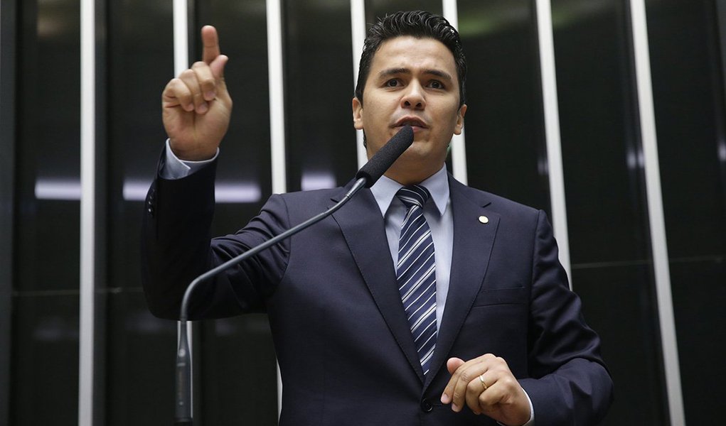 Deputado federal Diego Garcia (PHS-PR) foi expulso da Universidade Estadual do Norte do Paraná (UENP) enquanto tentava realizar convenção de seu partido; o parlamentar foi muito vaiado e xingado de "fascista" e "golpista"; o Centro Acadêmico de História (CAHIS) lançou nota de repúdio ao deputado afirmando que a universidade “não deve receber divulgações de partidos políticos”; assista ao vídeo (Foto: Leonardo Lucena) Deputado federal Diego Garcia (PHS-PR) foi expulso da Universidade Estadual do Norte do Paraná (UENP) enquanto tentava realizar convenção de seu partido; o parlamentar foi muito vaiado e xingado de "fascista" e "golpista"; o Centro Acadêmico de História (CAHIS) lançou nota de repúdio ao deputado afirmando que a universidade “não deve receber divulgações de partidos políticos”; assista ao vídeo