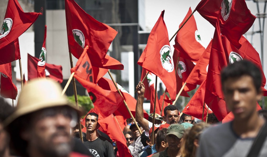 A coordenação do Movimento dos Trabalhadores Rurais Sem Terra (MST) em Sergipe emitiu nota nesta sexta (1º) em repúdio à exoneração do superintendente do Incra no Estado, André Ferreira Bomfim, realizada pelo governo interino de Michel Temer; "O Incra Sergipe nunca foi uma indicação política, mas uma indicação a partir de compromissos com os movimentos sociais e a questão da Reforma Agrária", diz o documento; "As medidas adotadas por esse governo interino, ilegítimo, em pouco mais de um mês já mostram o retrocesso, a exemplo do fim do Ministério do Desenvolvimento Agrário", critica (Foto: Valter Lima) A coordenação do Movimento dos Trabalhadores Rurais Sem Terra (MST) em Sergipe emitiu nota nesta sexta (1º) em repúdio à exoneração do superintendente do Incra no Estado, André Ferreira Bomfim, realizada pelo governo interino de Michel Temer; "O Incra Sergipe nunca foi uma indicação política, mas uma indicação a partir de compromissos com os movimentos sociais e a questão da Reforma Agrária", diz o documento; "As medidas adotadas por esse governo interino, ilegítimo, em pouco mais de um mês já mostram o retrocesso, a exemplo do fim do Ministério do Desenvolvimento Agrário", critica